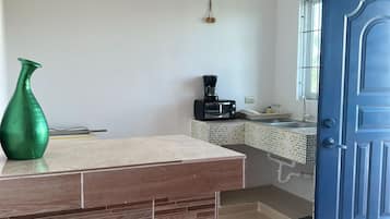 Pemanggang roti, penggiling kopi, dan peralatan masak/sendok-piring