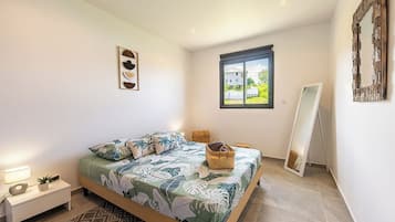 2 makuuhuonetta, tallelokero huoneessa, työpöytä, silitysrauta/-lauta