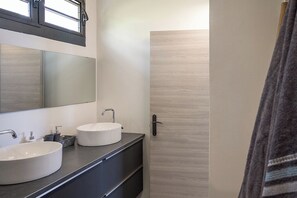 Douche, sèche-cheveux, serviettes fournies, savon