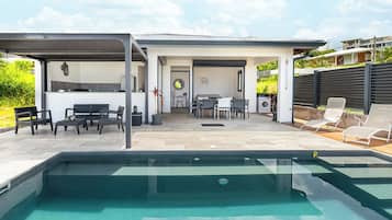 Lämmitetty uima-allas