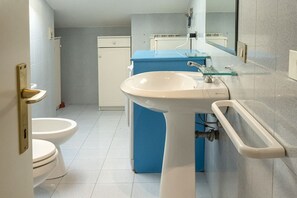 Dusche, Bidet, Handtücher