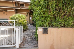 Property grounds - M316 - Marcelli, delightful three-room apartment with sea view (Marcelli)