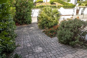 Property grounds - M316 - Marcelli, delightful three-room apartment with sea view (Marcelli)