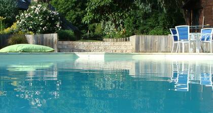 Les Golfeurs, character gîte, with swimming pool, twenty minutes from the seaside