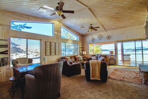 Fernseher, Kamin, Stereoanlage