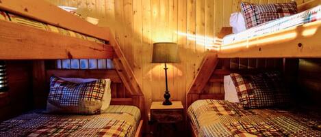 3 chambres, fer et planche à repasser, Wi-Fi, draps fournis