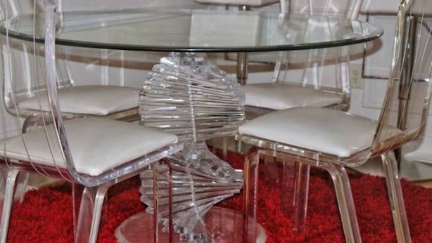 A round glass table surrounded by four clear chairs with white cushions. - Ravishing Downtown Home (Atlanta)