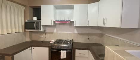 Departamento básico | Cocina privada | Refrigerador con congelador, microondas, horno y lavavajillas