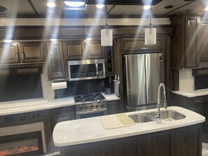 Private kitchen - We tow to your Destination within 75 Miles of Buna TX. 77612 (Buna)