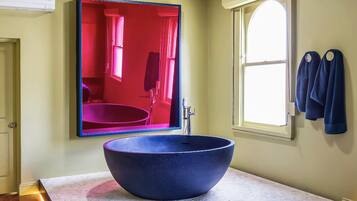 Suite Mewah, 2 kamar tidur, hot tub | Kamar mandi | Perlengkapan mandi gratis, handuk, sabun, dan sampo