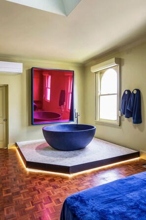 Suite Luxe, 2 chambres, bain à remous | Salle de bain | Articles de toilette gratuits, serviettes fournies, savon, shampoing