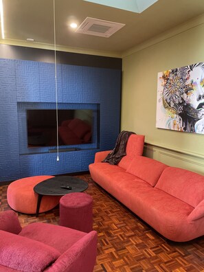 Suite de lujo, 2 habitaciones, hidromasaje | Área de sala de estar | Smart TV de 120 cm con canales premium, televisión y Netflix 