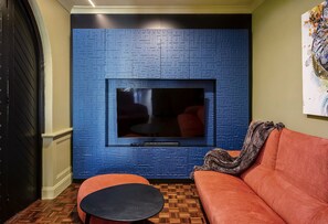 Luxury Suite, 2 Bedrooms, Hot Tub | Living area