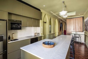 Suite Luxe, 2 chambres, bain à remous | Cuisine privée | Produits de nettoyage écologiques fournis