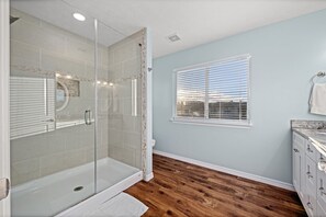 Een douche, een haardroger, handdoeken