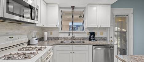 Frigorifero, microonde, forno, piano cottura