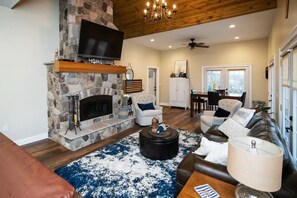 智能电视、壁炉、电子游戏