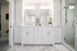 Dusche, Haartrockner, Handtücher, Seife