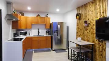 Microwave, coffee/tea maker, toaster, blender