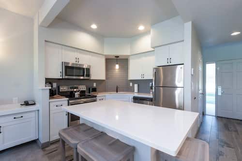 Condo Confort, 2 chambres, 2 salles de bains, vue sur le terrain de golf | Cuisine privée | Réfrigérateur grande capacité avec congélateur, four à micro-ondes