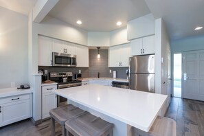 Apartamento Confort, 2 habitaciones, 2 baños, vistas al campo de golf | Cocina privada | Frigorífico grande, microondas, horno y placa de cocina