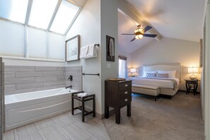 Condo Confort, 2 chambres, 2 salles de bains, vue sur le terrain de golf | Salle de bain | Baignoire et douche séparées, baignoire profonde, séchoir à cheveux