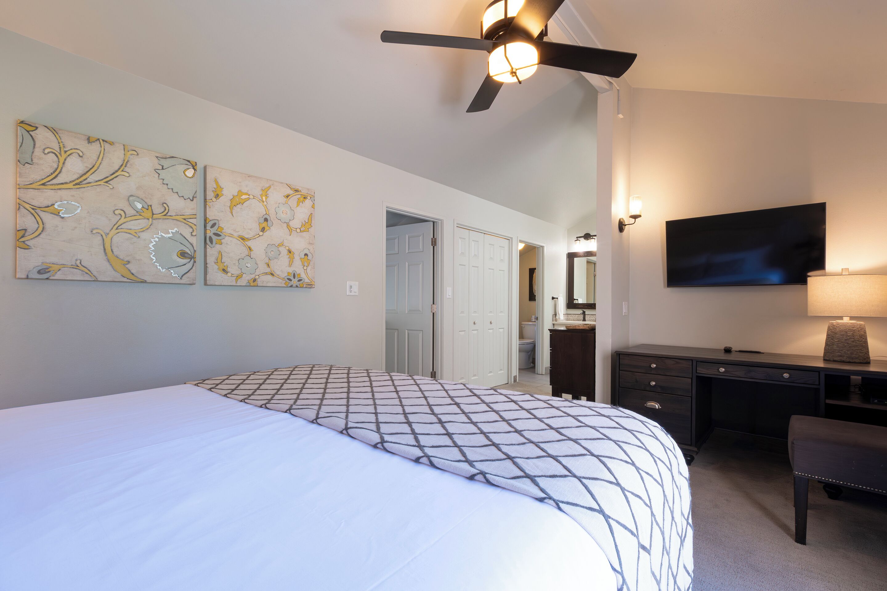 Condo Confort, 2 chambres, 2 salles de bains, vue sur le terrain de golf | 2 chambres, bureau, espace de travail pour ordinateurs portables