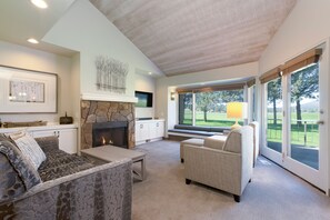 Apartamento Confort, 2 habitaciones, 2 baños, vistas al campo de golf | Zona de estar | Televisión LED de 40 pulgadas con canales por cable, una chimenea