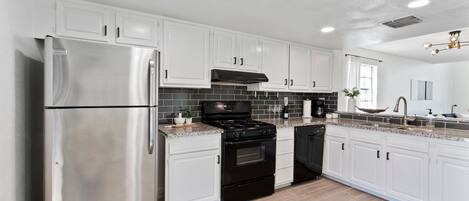 電子レンジ、オーブン、コンロ、食器洗い機