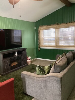 Una Smart TV, una chimenea, videojuegos, un futbolín