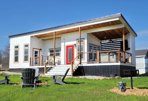Tiny White: Twin Lake Tiny Homes of Okmulgee