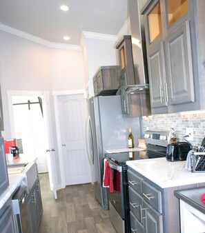 Een koelkast, een microgolfoven, een oven, een kookplaat