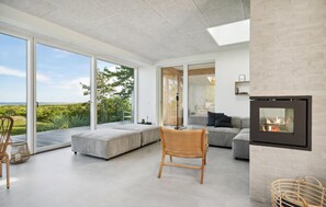 TV, fireplace - Beach front home in Tranekær with sauna (Tranekær)