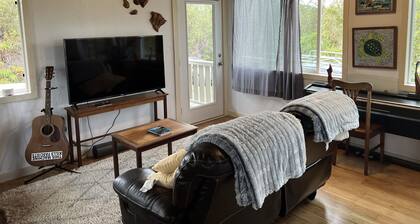 Lovely Centrally-Located Cabin with fast Wi-Fi. Perfect for E.Hawaii Exploration