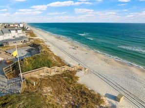 Sun-loungers, beach towels - Charming Carriage House, Prime Location- Walk to Rosemary and 30A (Inlet Beach)