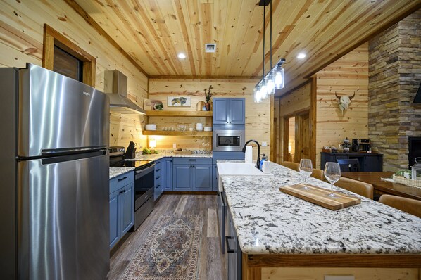 Jääkaappi, mikroaaltouuni, uuni, liesi