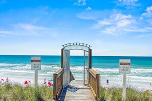 Una spiaggia nelle vicinanze