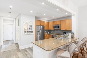 Frigorifero, microonde, forno, piano cottura