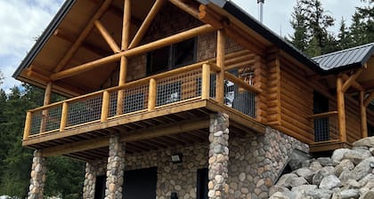 Beautiful log cabin located 2 minutes from Osprey Lake
