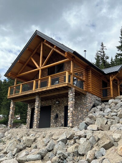 Beautiful log cabin located 2 minutes from Osprey Lake