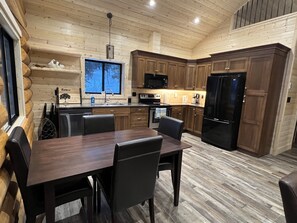 Fridge, microwave, oven, stovetop - Beautiful log cabin located 2 minutes from Osprey Lake (Summerland)