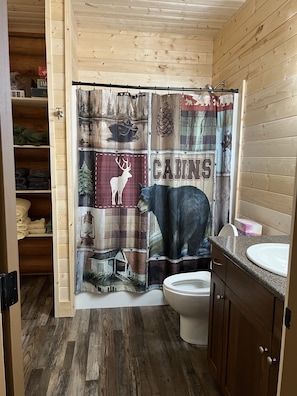 Sèche-cheveux, serviettes fournies, savon, shampoing