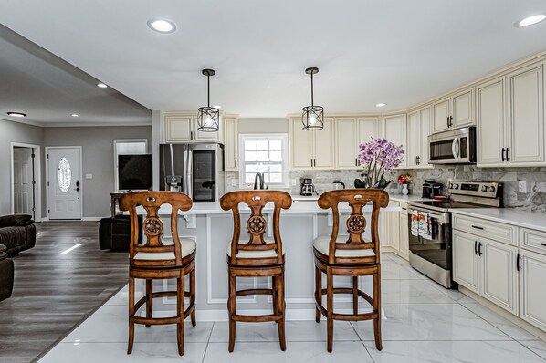 Jääkaappi, mikroaaltouuni, liesi, astianpesukone