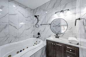 Hair dryer, towels, soap - Relaxing Place! (Providence Forge)