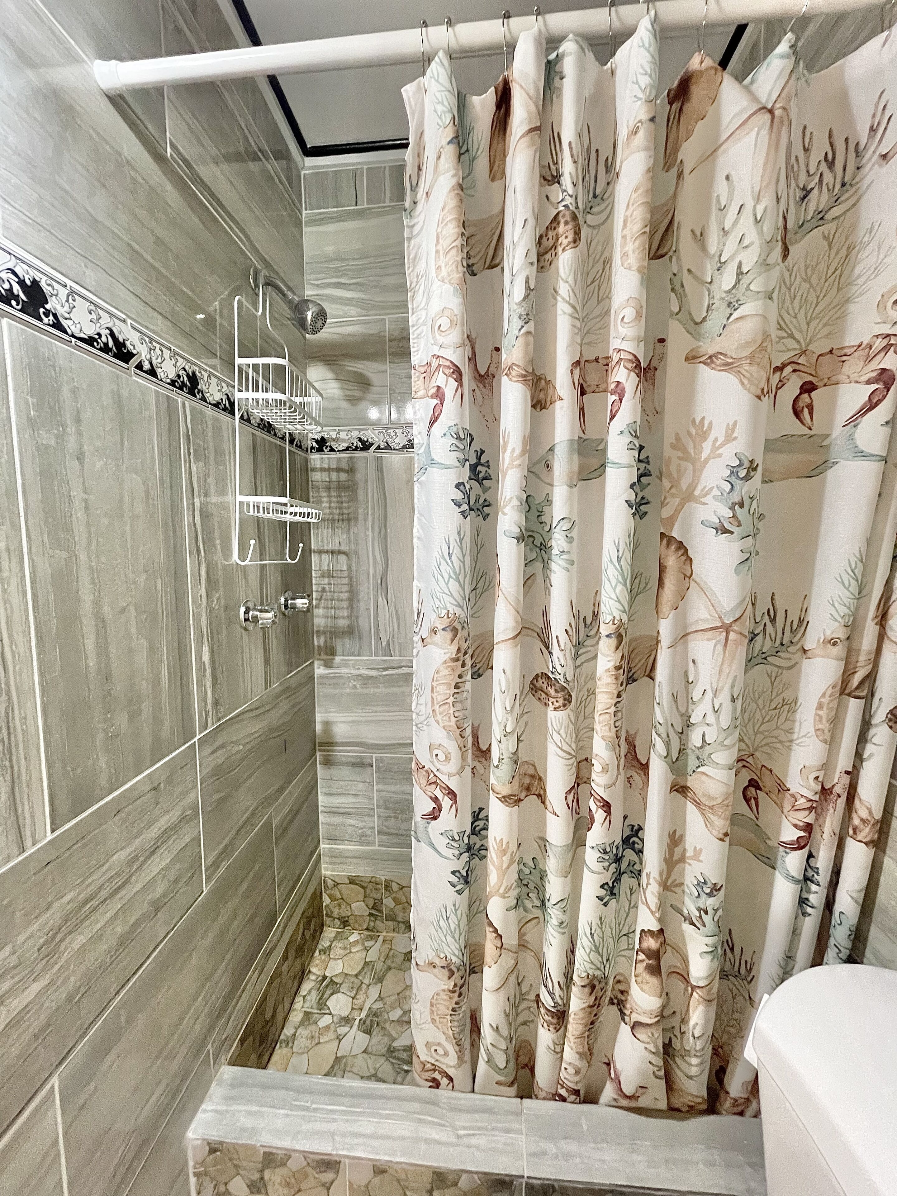 Douche, sèche-cheveux, serviettes fournies, savon