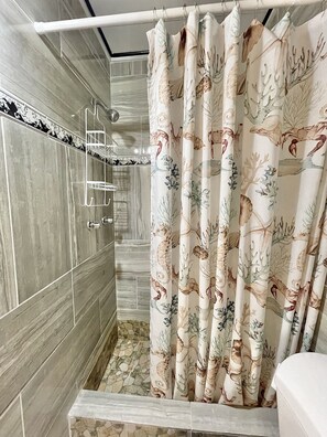Shower, hair dryer, towels, soap - Extraordinary efficiency apartment w/kitchenette  (Hoopers Bay)