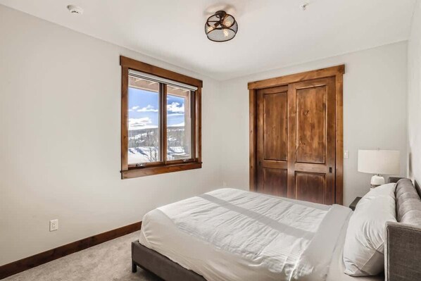 6 bedrooms, iron/ironing board, WiFi, bed sheets