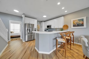 Kjøleskap, mikrobølgeovn, ovn og kokeplater