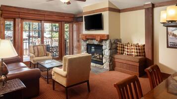 Télévision, cheminée, lecteur de DVD, chaßne hi-fi