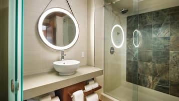 Douche, sèche-cheveux, serviettes fournies, savon